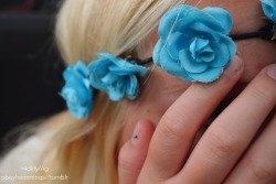 obeyhemminqs:  cute lil flower headband thing