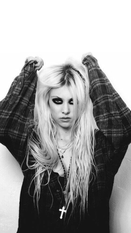 ulockssocool:  Taylor Momsen (simple)