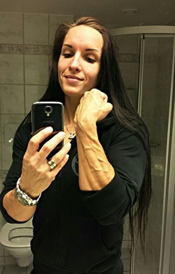 lexi-flexes:  femularity:  Her forearms are