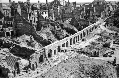 mostly-history:Ruins of Warsaw after the Second World War:Market place in Polna Street (1946).Market