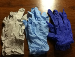 glovedmind:latexglovemedicalfetish:My mini glove fetish:)  That’s a small but nice collection of medical gloves… I see you live up to your name!