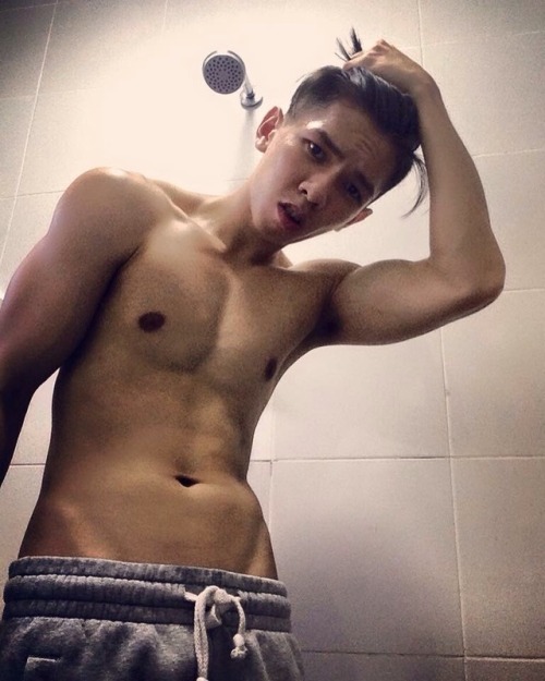 sgsexyboy: boychamp1069: Tairo, bottom living in Kl. Have you tried his loose hole? Loose hole? Haha