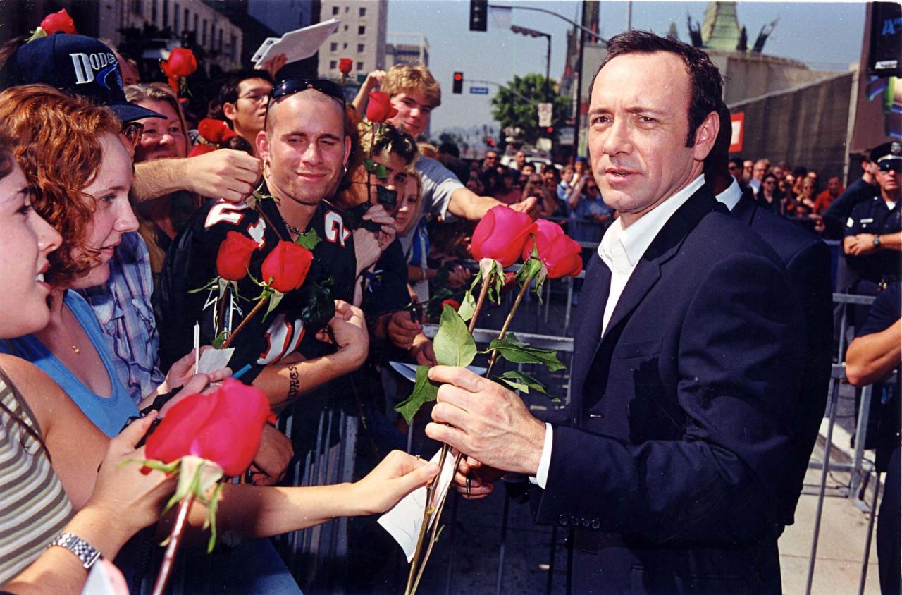 chasingspacey:Kevin Spacey gets rosey love from fans as he receives his star on