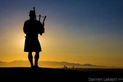 bacon-radio:  midlifecrazyman:  Scotsman with Bagpipes Silhouetted at Sunset  Mhmm. 