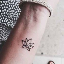 Pequenostatuajes:  Pequeño Tatuaje De Una Flor De Loto Minimalista En La Muñeca