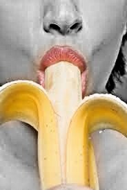 le-bootylicious:  dart-fucker:  le-bootylicious:  La faccia dei miei colleghi quando faccio il mio spuntino in ufficio…..impagabile!!!!  ti giuro che non lo avevo visto prima di andare a pranzo …. c’era la frutta e ho preso una banana per portarla