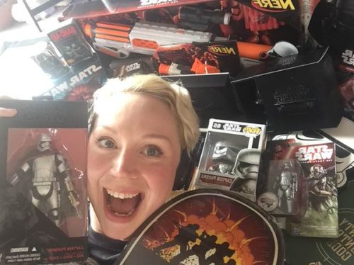 hi-nu-roly:pottaku:Gwendoline Christie with all her Captain Phasma merch :)) THIS IS THE SORT OF CON