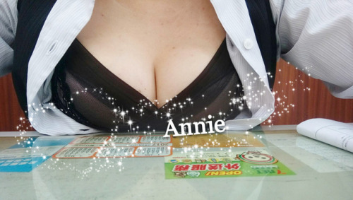 annieglamorous: 又是這樣熱的天，解開制服的扣子，把胸部放在桌上讓它透透氣，內衣都濕了呢!該不該脫了它呢？