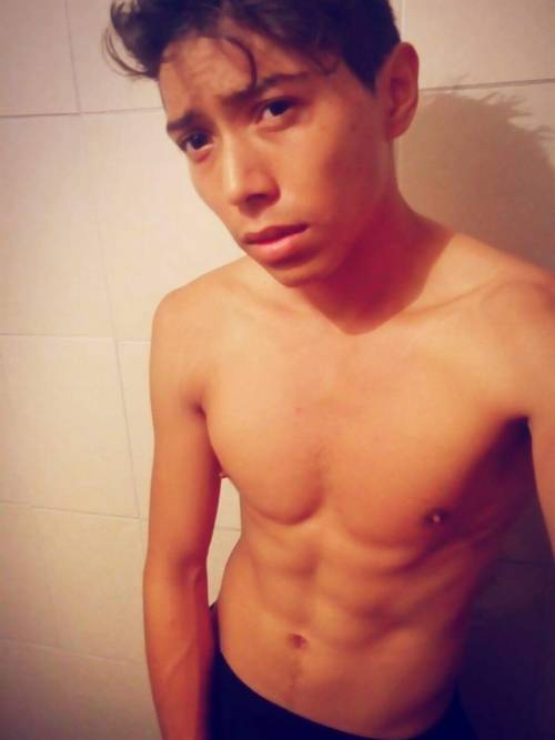 cdmxblr:  Armando V. Tiene 20 años, Tengo muchos videos de el. 😊😊😊😊