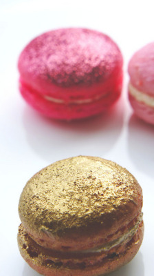 thecakebar:  Glitter Macarons {edible glitter metallic/
