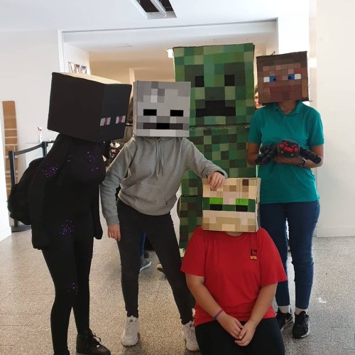 raxi-rex:thr3ap3r:raxi-rex:So a girl from my class dressed up as a Creeper during an english presentationmore highlights CUZ IM IN THE SAME SCHOOLthe gang is hereThe Minecraft school gang is all here