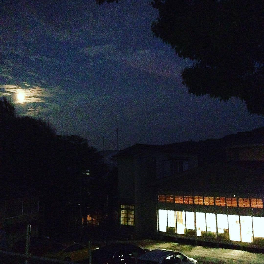 I enjoyed the beautiful full moon last night after the guitar concert of Yuji Hamaguchi #一色会館 #森山神社 #葉山 #濱口祐自十五夜コンサート 昨夜は友人たちに連れられて、葉山の森山神社内にある一色会館で行われた濱口祐自さんのコンサートに行きました。畳の間、食べ物飲み物持ち込みOKのゆるい会。湘南に帰ってきたなぁ、と感じるいい夜でした。 (at 一色会館)