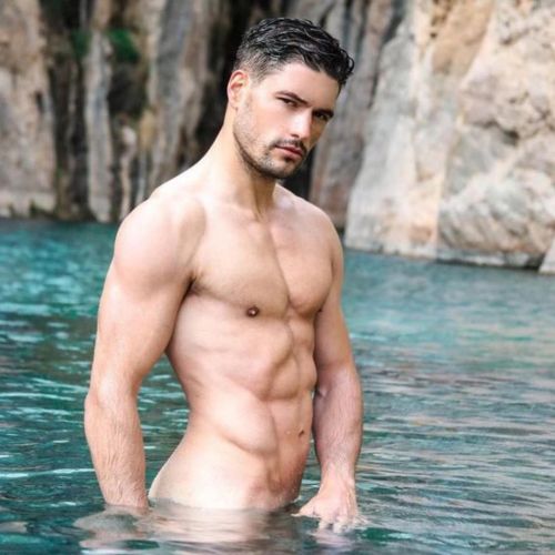 Jump into my day dream while the water is still warm. @badia.alex @rafagcatala_13 #alexbadia #rafagc