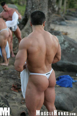 manthongsnstrings:  This looks like some serious muscle thong fun 