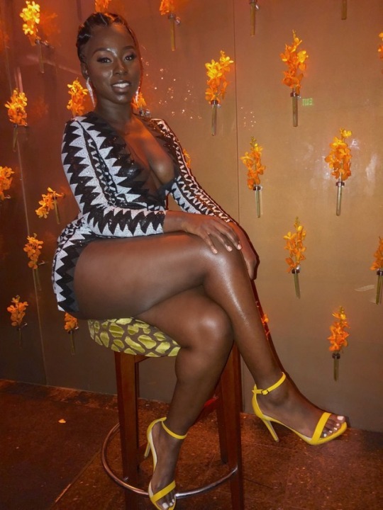 BEHOLD THE UNPARALLELED BEAUTY OF DARK SKIN BLACK WOMEN. YOU'RE WELCOME.