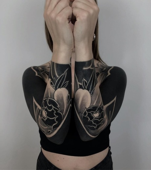 allthepiercingsandbodymods: Black Out tattoos by @horiokami​.