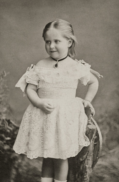 Both smiling and sullen: Princess Alix of Hesse as a little girl ...