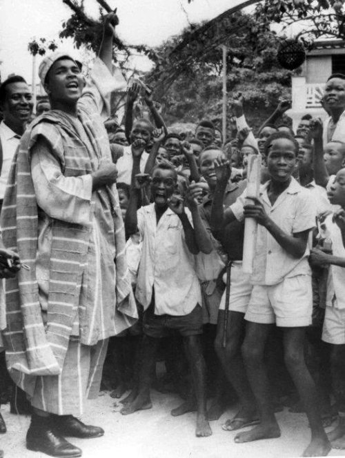 imransuleiman:Muhammad Ali, wearing the Nigerian brown and white striped Agbada costume, shouts to t