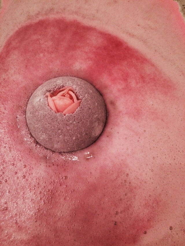 lushie-gush:  Next on the list of bath bombs that took me forever to try - Sex Bomb.
