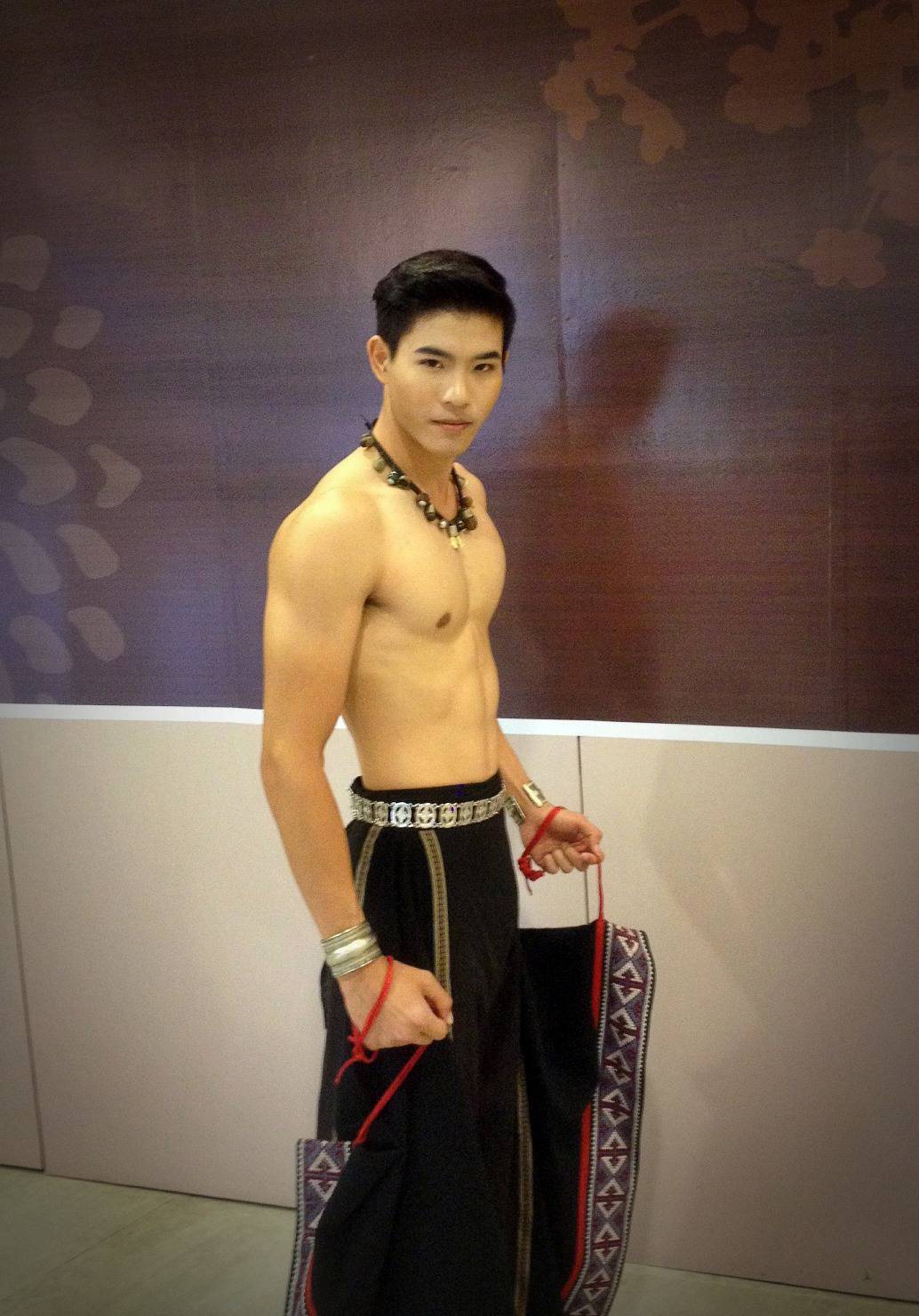 twhornyboy:  mantop10691:  泰國超可愛直男小鮮肉男模…Kun Kittikun  身材真好