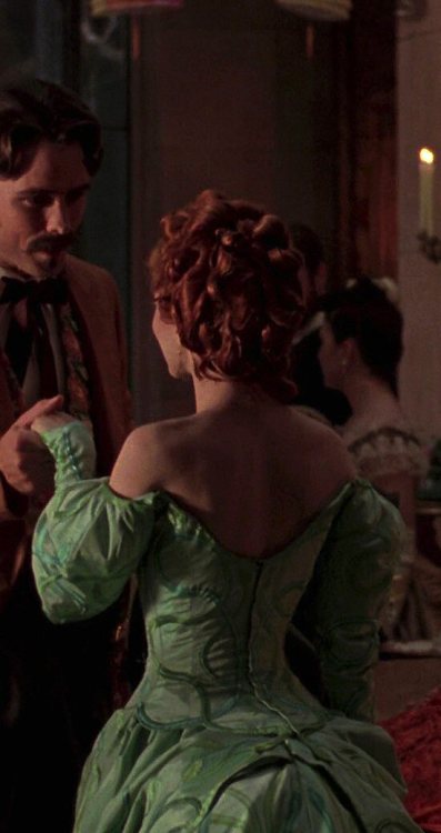 costumeloverz71: Lucy Westerna (Sadie Frost) Green embroidered gown… Bram Stoker’s Drac