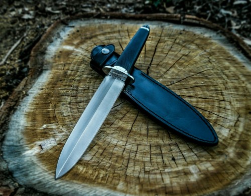 coldsteelknives:  Cold Steel Tai Pan. Absolutely gorgeous and deadly at the same time. Blade Length: 7 1/2” Overall Length: 13” Steel: VG-1 San Mai III Weight: 10.8 oz Blade Thickness: 3/16” Handle: 5 1/2” Long Kray-Ex Sheath: Black Leather