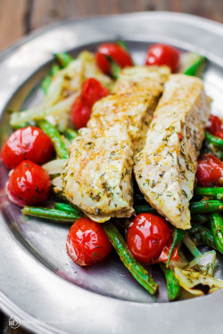 guardians-of-the-food:  One Pan Mediterranean Baked Halibut 