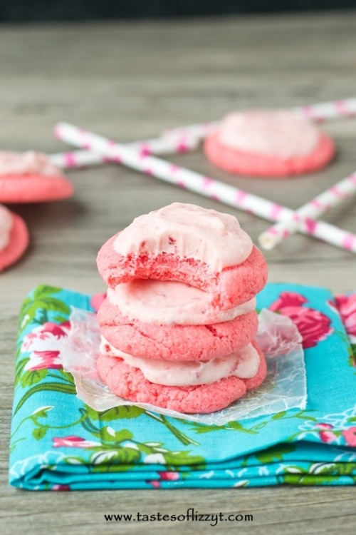 gastrogirl:
“strawberries and cream cookies.
”