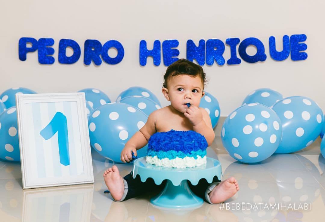 Quem quer bolo!? Hoje é dia de festa por aqui, imaginem uma mãe ansiosa e muito feliz! #bday #pedrohenriquefazum #bebêdatamihalabi #pedrohenriquehb #babyboy #smashthecake #dicasdatami #instablogger #tamihalabi | foto @jufoini