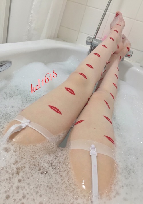 kcl1618:  Could stay in here for hours if you kept topping up the hot water ;) … once upon a time, on a drunken night out, I jumped into the sea at 3am wearing stockings, suspenders and heels!! Took me days to wash the sand out of my hair 😛