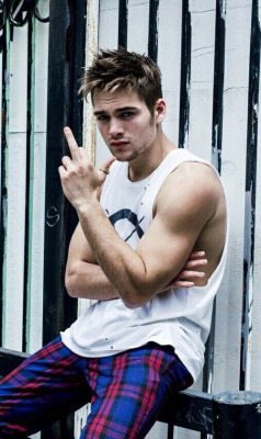 fabulosckreen:  Dylan SprayBerry lockscreen.