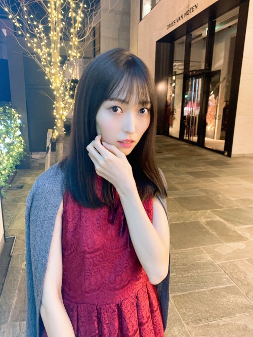 山口真帆さんのツイート: 前回役で染めた黒髪が好評だったので、前回よりは明るめの暗髪にしました。 (暗闇で撮ったので画質粗め) t.co/7ZWKotHr5v