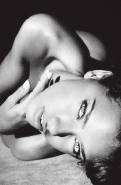 fillegrottesque:  Adriana Lima  Baby