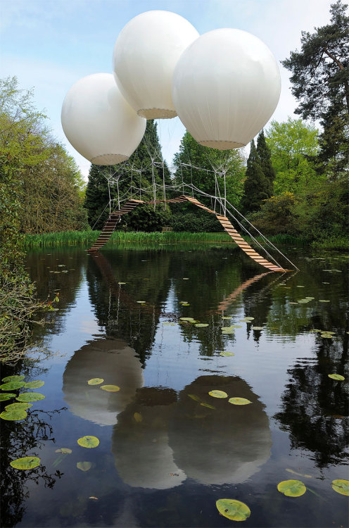 feureau:Bridge structurally supported by balloons