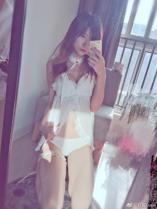 小猫咪~喵喵~~#本人#：93年御姐一枚，模特，坐标深圳，北上广也会偶尔去参加活动。想撩我的发私信找我，但是请参考《如何正确撩小蕾》喜欢我发的帖子的哥哥弟弟们，多多转发哦！（不转发就别发私信给我啦！）