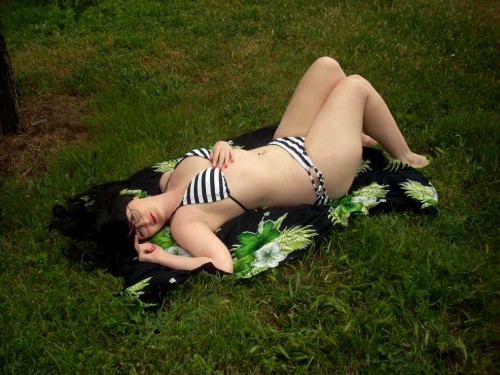 black-quadrant:  mermaidshayna:  black-quadrant:  swimsuitstuck! teaser   So pretty o¬oOmg lol I have the same sarong in blue.   I have a blue one as well!!  We should compare :D
