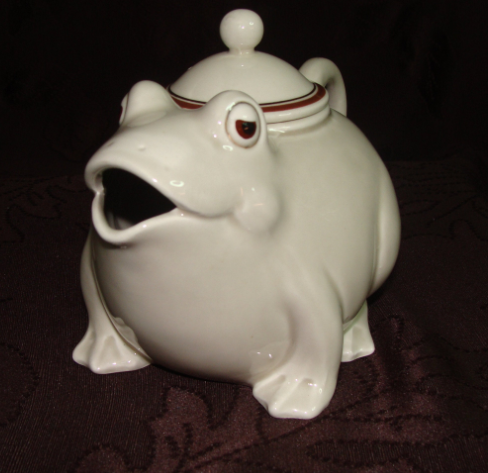 XXX dirtshrines: vintage frog teapots photo