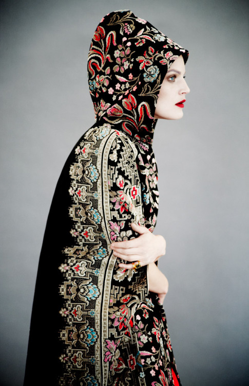 stormtrooperfashion:  Guinevere van Seenus in “Simply Enchanting” by Erik Madigan Heck for The Edit, 31 October 2013 