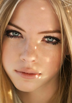 fuckoff-kindly:  Skye Stracke // freckles. 