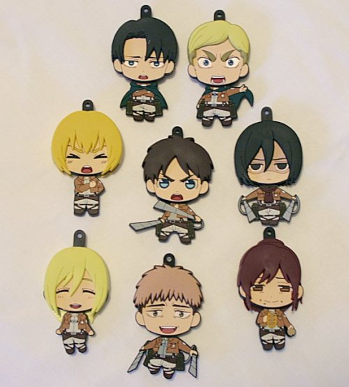 nightcurse:  shikarius:  Okay, these needed their own post. These are the Picktam! straps and I dearly wish I had bought another box so I could have a Levi and Erwin with Kyoani faces. So when you take the clasp off, you can slide the hair, face, and
