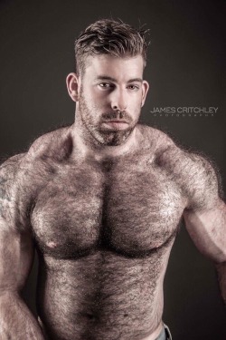 hairxxxtreme:  beardburnme2:   Jockedupgeek instagram    So fine! 