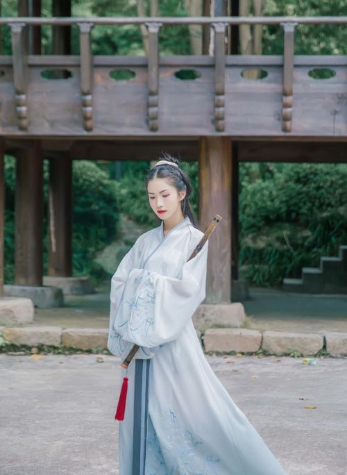 ziseviolet: Traditional Chinese Hanfu - Type: Zhiju/直裾 (straight-hem robe).