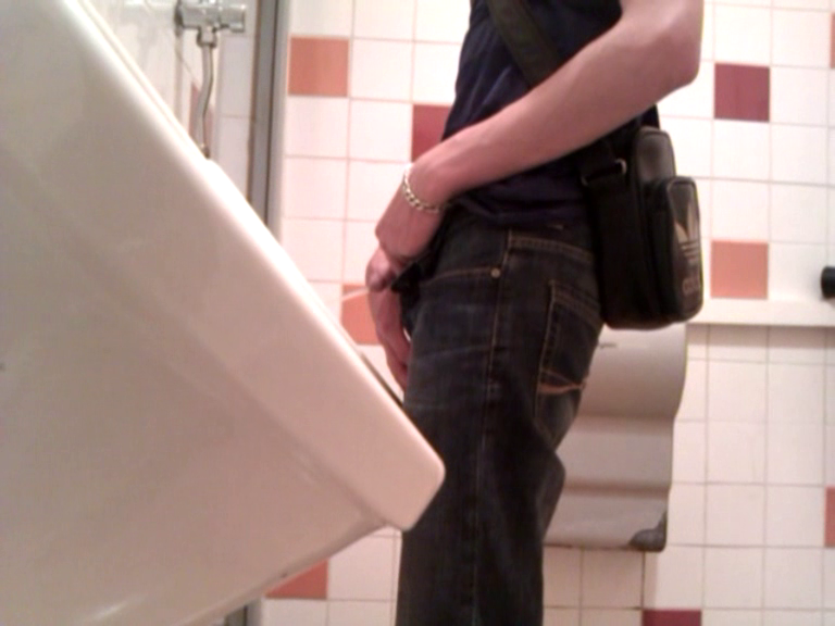 hobartgloryhunter:  You’ve gotta LOVE urinal play. 