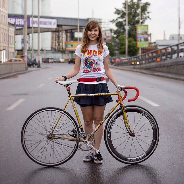 fixiegirls:  @marywayaway #fixedgear #fixiegirl 