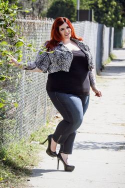 hourglassandclass:  Awesome shot of Tess Munster in a sassy outfit! For more like this, and body positivity, check out my blog :) 
