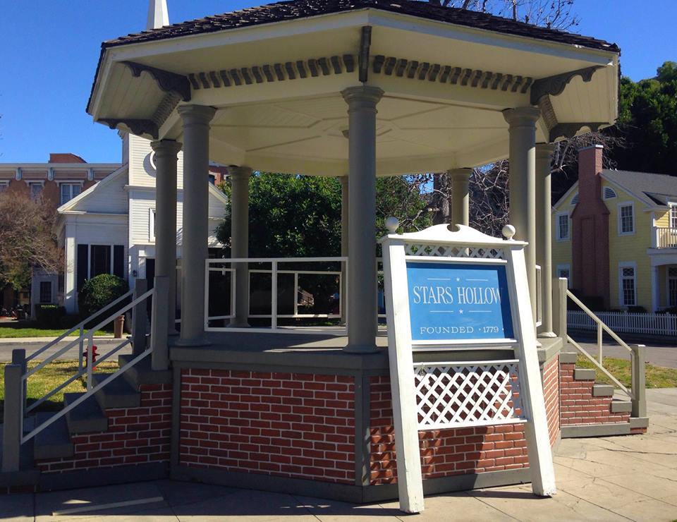 alyssinmymind:  Welcome back Stars Hollow ♥ ps. THANKS KimR. for the photos  