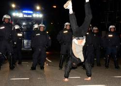 wirddochnichtsoschlimmsein:  Handstand gegen die Polizei !