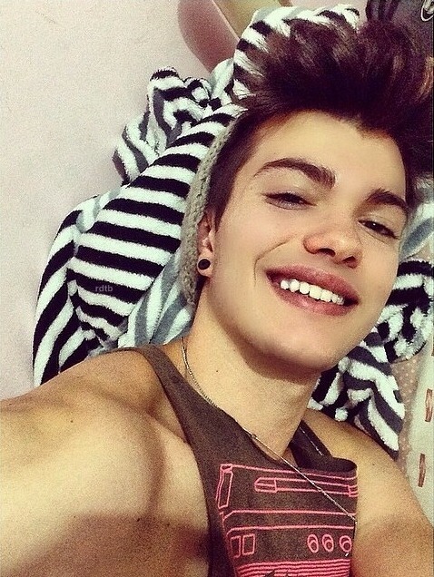 peitadinha:  exxpetacular:  SEM OR, QUE GURI LINDOOOOOOOO!!!!! E ESSA BOCA HEIN  Esse menino passa tanto perfect 365 q parece mulher 