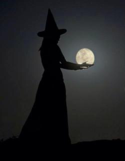 vudulicius:  Linda noche para todos.  (Imagen tomada de la página Brujas)  http://ift.tt/1Bir3Jm http://ift.tt/1nUCGfw