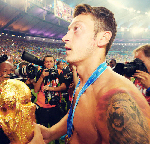 realborussia:  Mesut :3